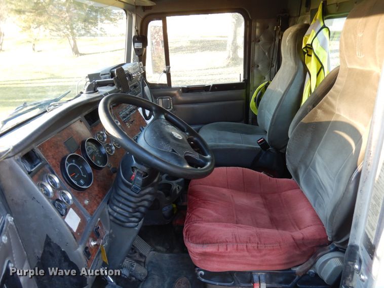 image for item HD9132 2003 Kenworth T800  semi truck