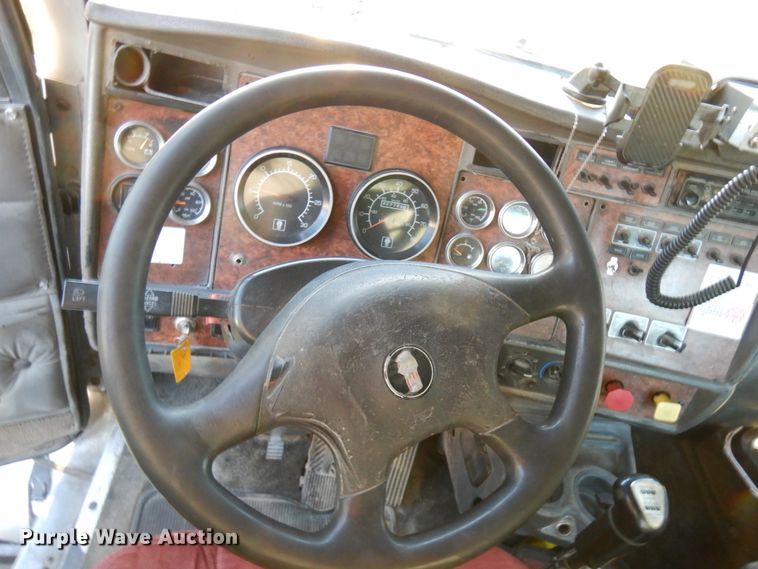 image for item HD9132 2003 Kenworth T800  semi truck