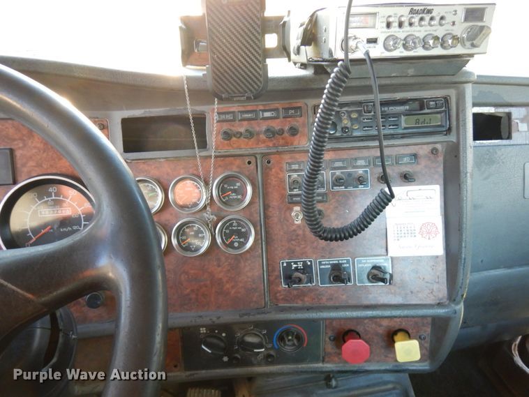 image for item HD9132 2003 Kenworth T800  semi truck