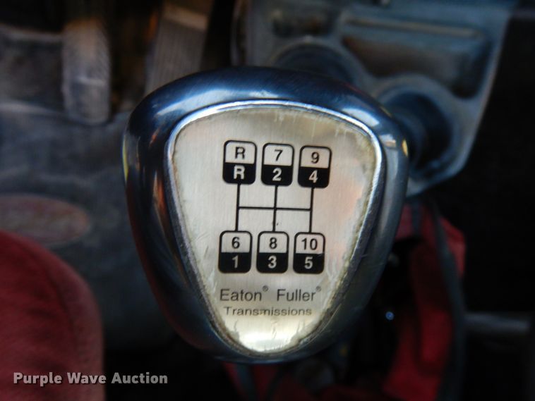 image for item HD9132 2003 Kenworth T800  semi truck