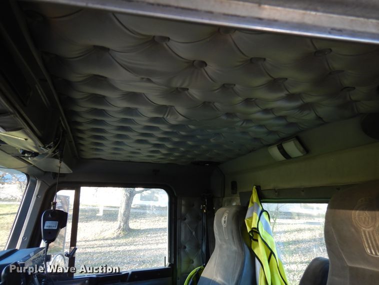 image for item HD9132 2003 Kenworth T800  semi truck