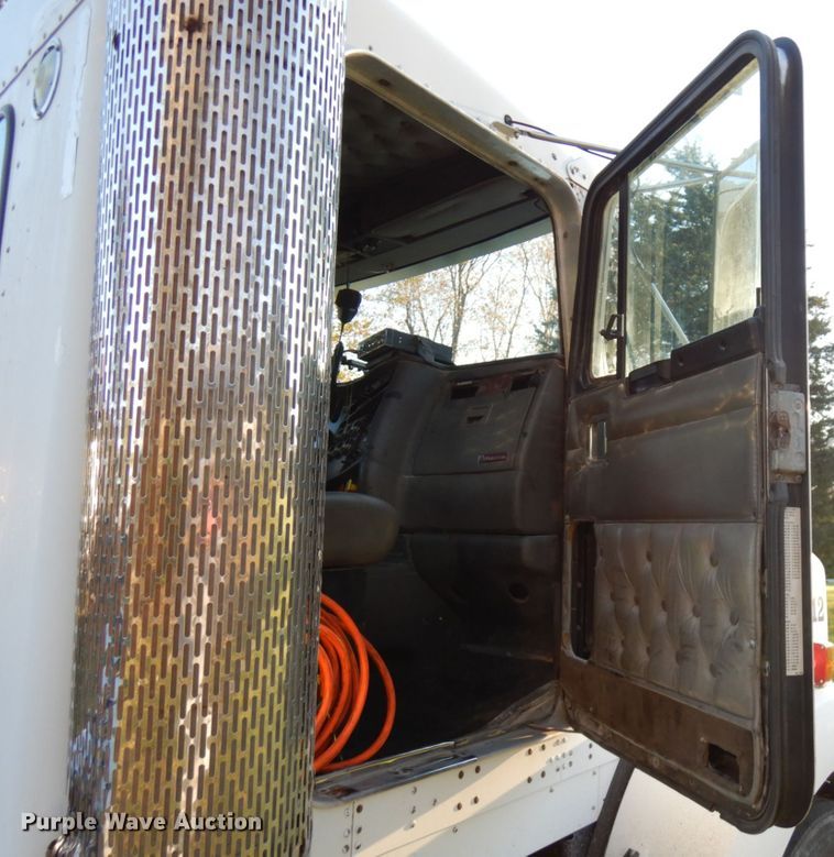 image for item HD9132 2003 Kenworth T800  semi truck