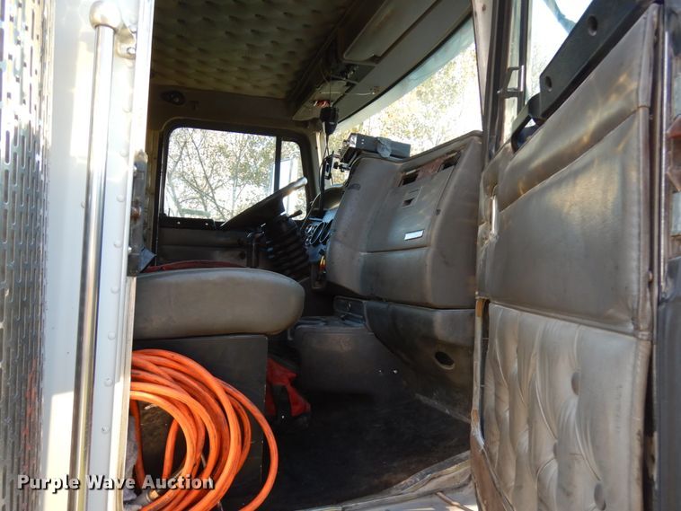 image for item HD9132 2003 Kenworth T800  semi truck