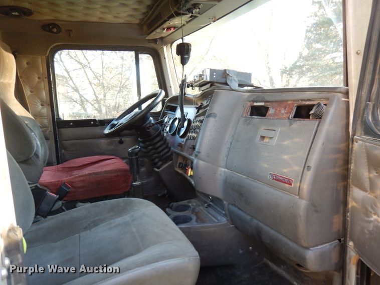 image for item HD9132 2003 Kenworth T800  semi truck