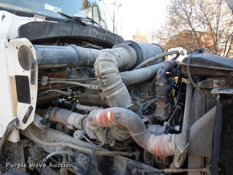 image for item HD9132 2003 Kenworth T800  semi truck