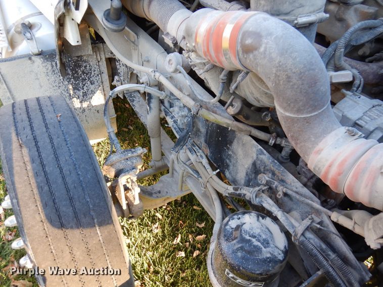 image for item HD9132 2003 Kenworth T800  semi truck