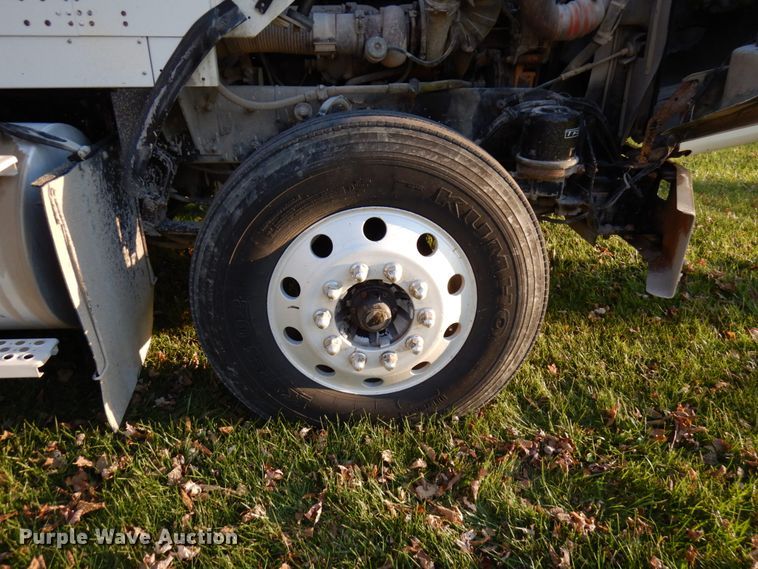 image for item HD9132 2003 Kenworth T800  semi truck