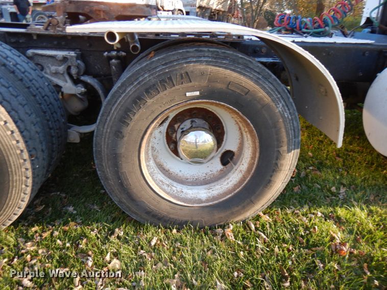 image for item HD9132 2003 Kenworth T800  semi truck