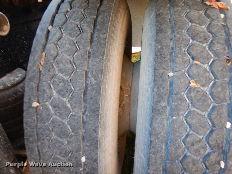 image for item HD9132 2003 Kenworth T800  semi truck