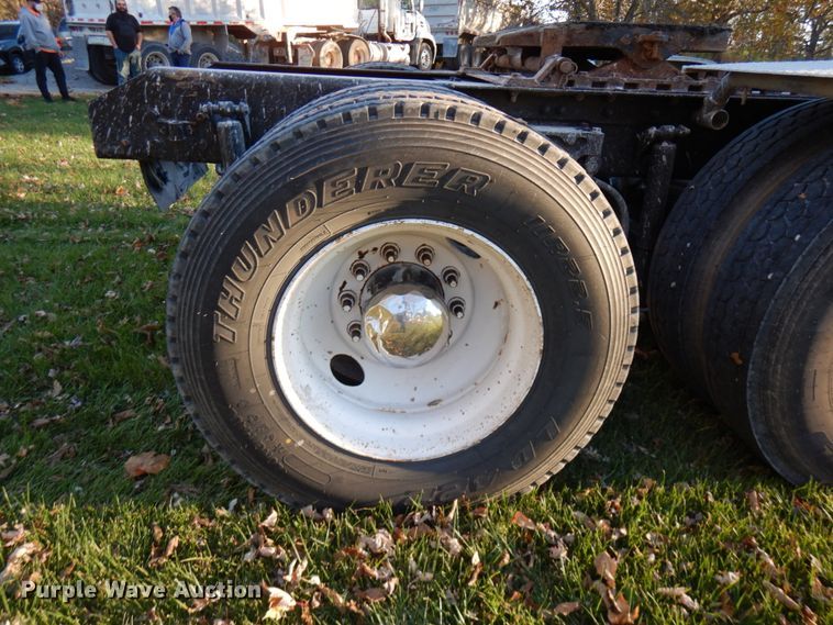 image for item HD9132 2003 Kenworth T800  semi truck