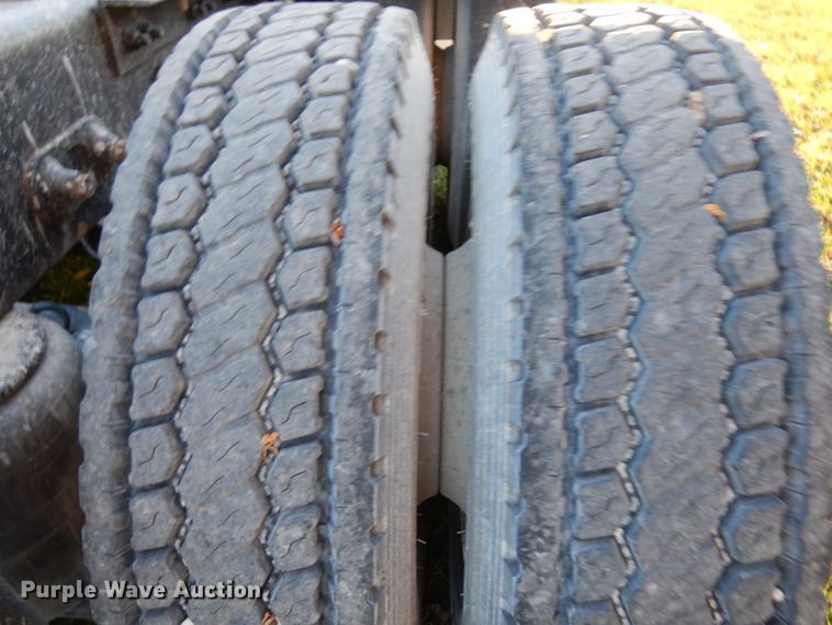 image for item HD9132 2003 Kenworth T800  semi truck