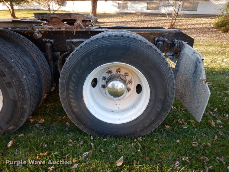 image for item HD9132 2003 Kenworth T800  semi truck