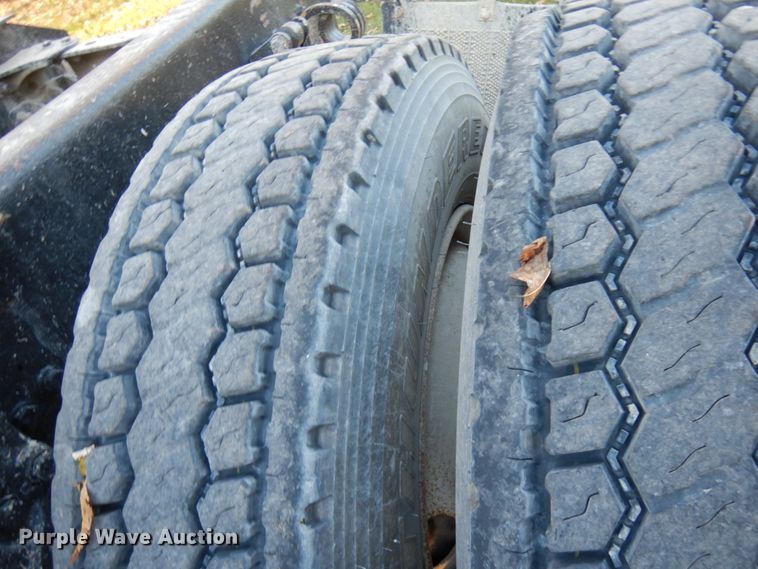 image for item HD9132 2003 Kenworth T800  semi truck