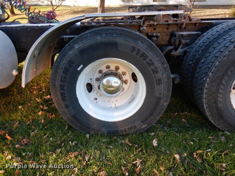 image for item HD9132 2003 Kenworth T800  semi truck