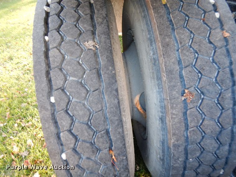 image for item HD9132 2003 Kenworth T800  semi truck