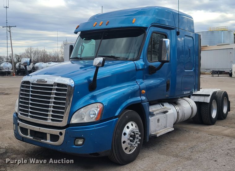 image for item HE9953 2013 Freightliner Cascadia  semi truck