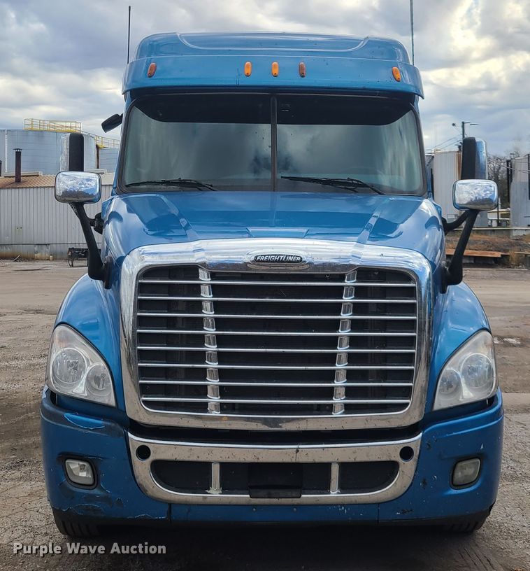 image for item HE9953 2013 Freightliner Cascadia  semi truck