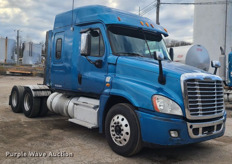 image for item HE9953 2013 Freightliner Cascadia  semi truck