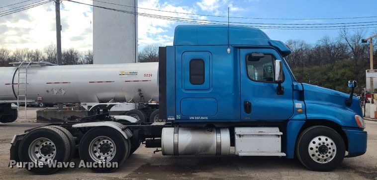 image for item HE9953 2013 Freightliner Cascadia  semi truck