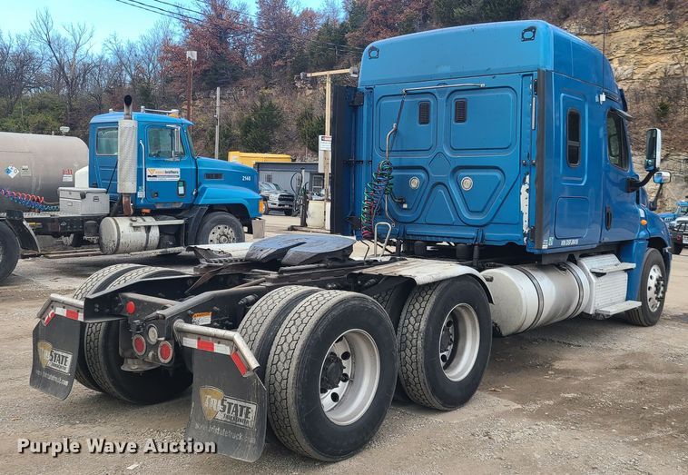 image for item HE9953 2013 Freightliner Cascadia  semi truck