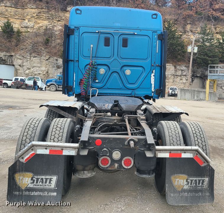 image for item HE9953 2013 Freightliner Cascadia  semi truck