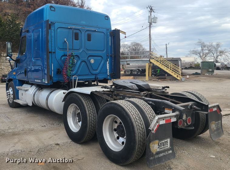 image for item HE9953 2013 Freightliner Cascadia  semi truck