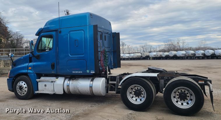 image for item HE9953 2013 Freightliner Cascadia  semi truck