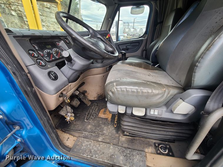 image for item HE9953 2013 Freightliner Cascadia  semi truck