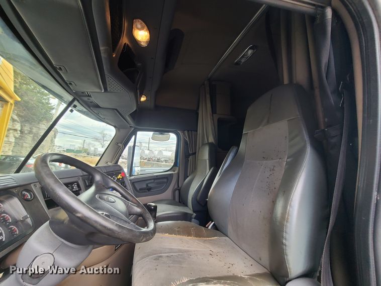 image for item HE9953 2013 Freightliner Cascadia  semi truck