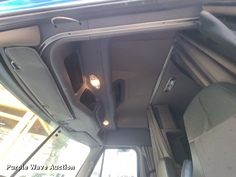 image for item HE9953 2013 Freightliner Cascadia  semi truck