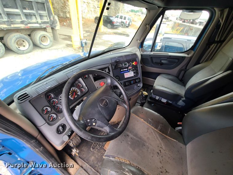 image for item HE9953 2013 Freightliner Cascadia  semi truck