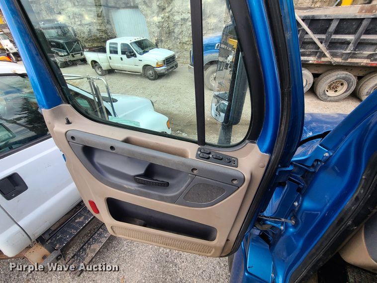 image for item HE9953 2013 Freightliner Cascadia  semi truck