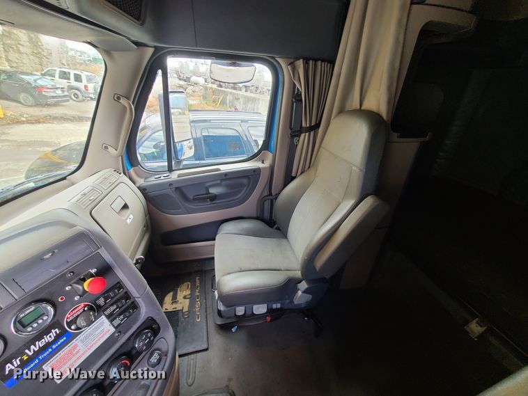 image for item HE9953 2013 Freightliner Cascadia  semi truck