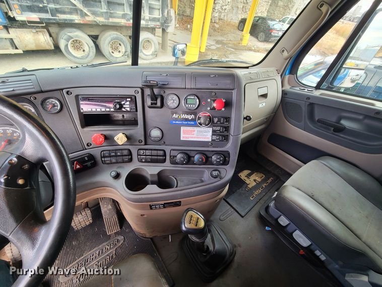 image for item HE9953 2013 Freightliner Cascadia  semi truck