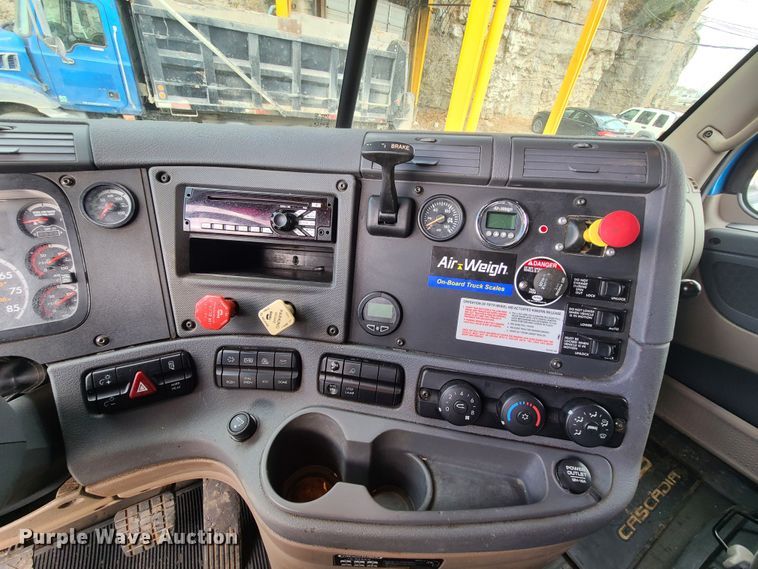 image for item HE9953 2013 Freightliner Cascadia  semi truck