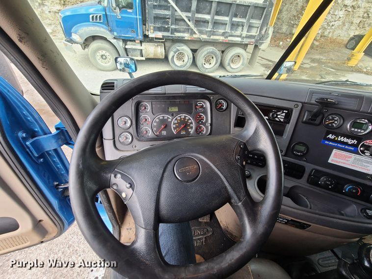 image for item HE9953 2013 Freightliner Cascadia  semi truck