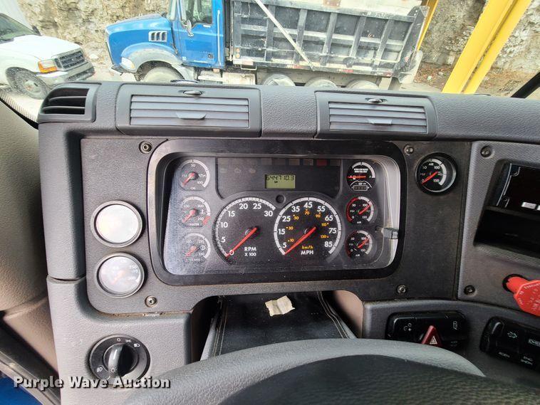 image for item HE9953 2013 Freightliner Cascadia  semi truck