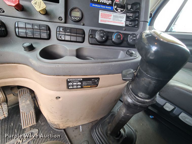 image for item HE9953 2013 Freightliner Cascadia  semi truck