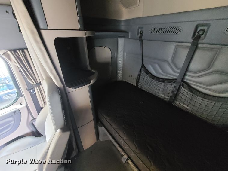 image for item HE9953 2013 Freightliner Cascadia  semi truck