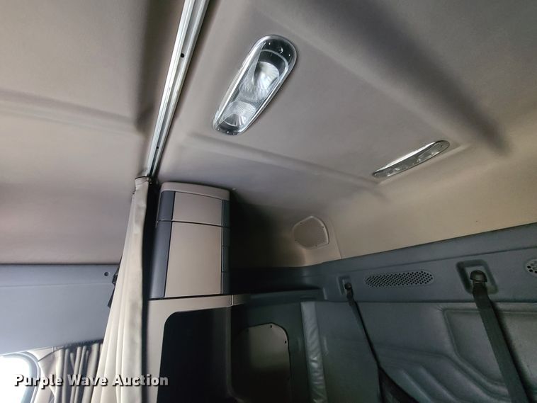 image for item HE9953 2013 Freightliner Cascadia  semi truck