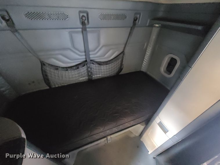 image for item HE9953 2013 Freightliner Cascadia  semi truck