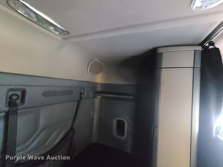 image for item HE9953 2013 Freightliner Cascadia  semi truck