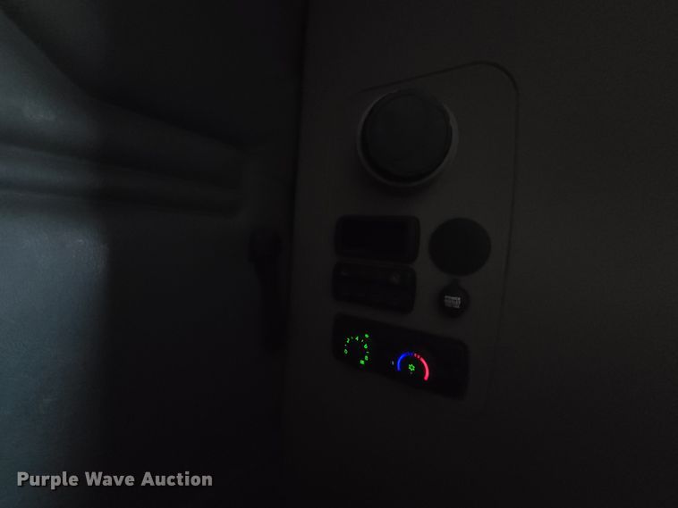 image for item HE9953 2013 Freightliner Cascadia  semi truck