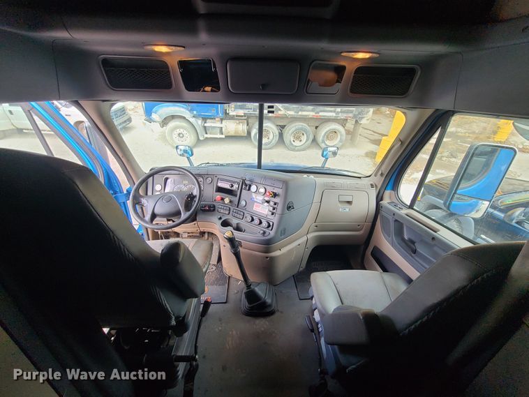 image for item HE9953 2013 Freightliner Cascadia  semi truck