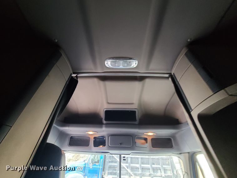 image for item HE9953 2013 Freightliner Cascadia  semi truck