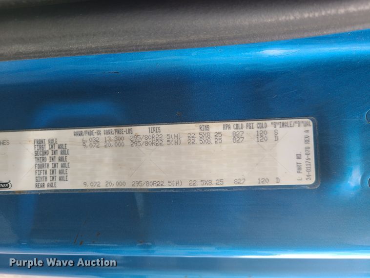 image for item HE9953 2013 Freightliner Cascadia  semi truck