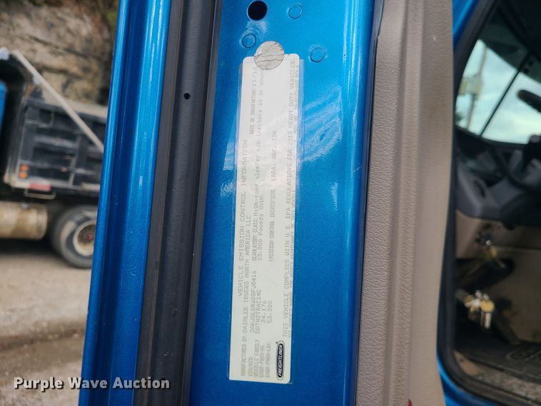 image for item HE9953 2013 Freightliner Cascadia  semi truck