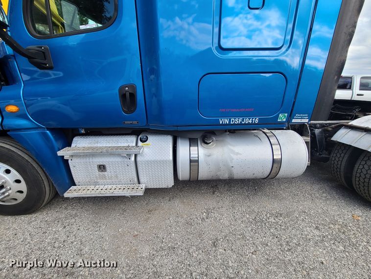 image for item HE9953 2013 Freightliner Cascadia  semi truck