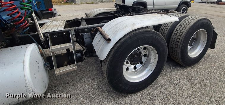 image for item HE9953 2013 Freightliner Cascadia  semi truck