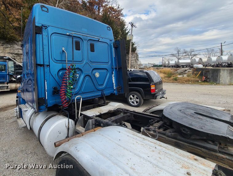 image for item HE9953 2013 Freightliner Cascadia  semi truck